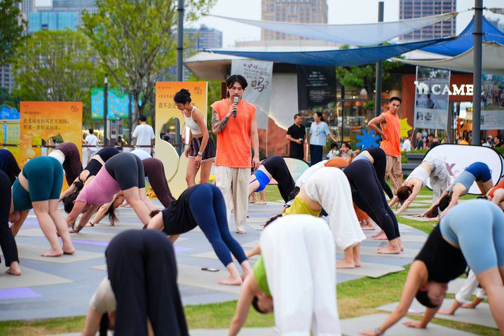 Dynamic class — group movement, teacher guiding, Divine Door